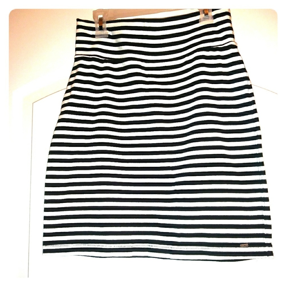 VS PINK blk and white striped skirt!